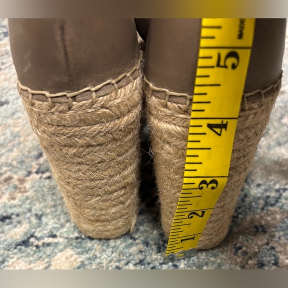 Tan Marc Fisher heels, size 8 - Picture 4 of 8